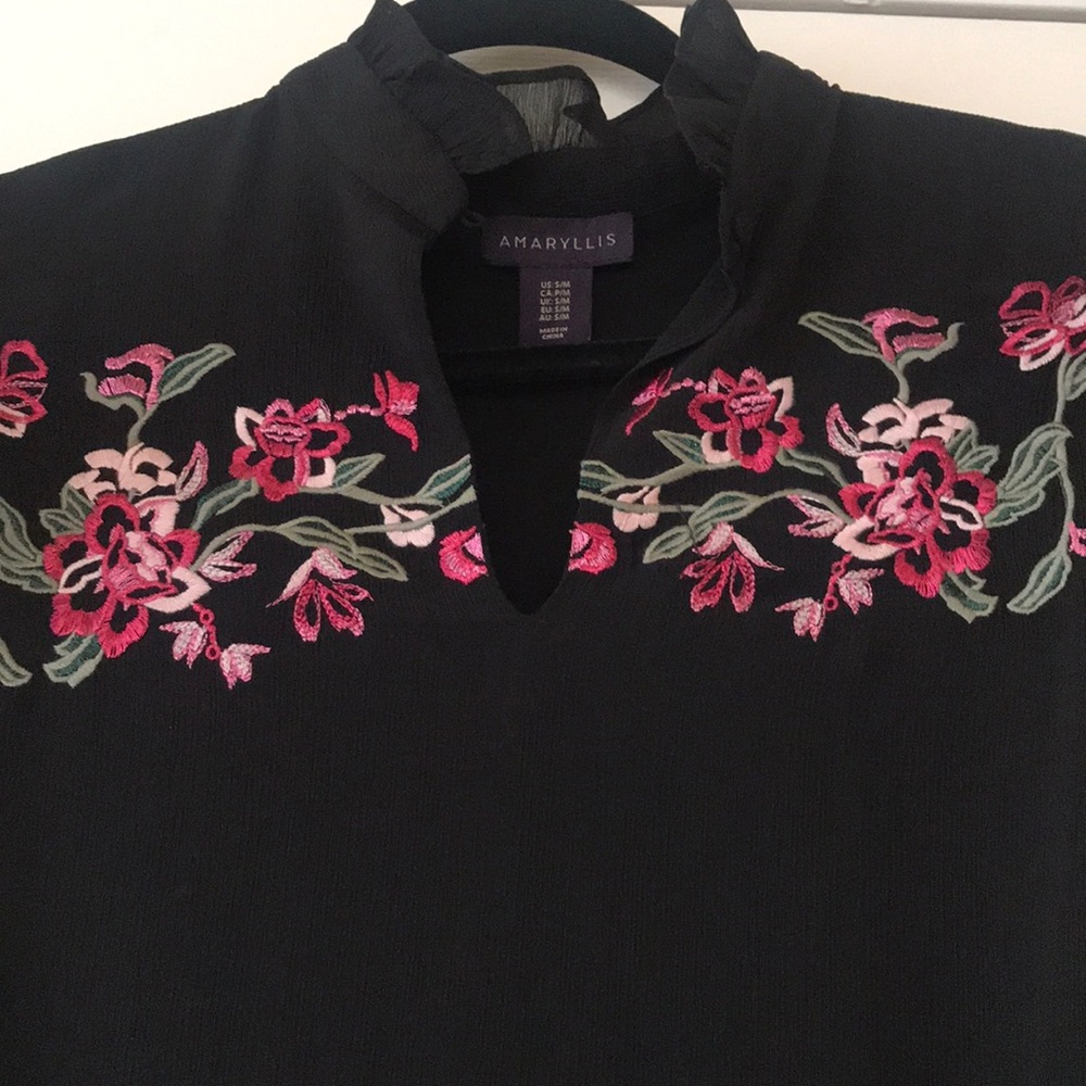 Beautiful blouse! - Picture 2 of 3